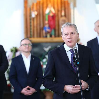 Wojciech Saługa, marszałek, przemawia na konferencji w Gliwicach, o transformacji terenu po szybie Bojko. (wygenerowano przez AI)