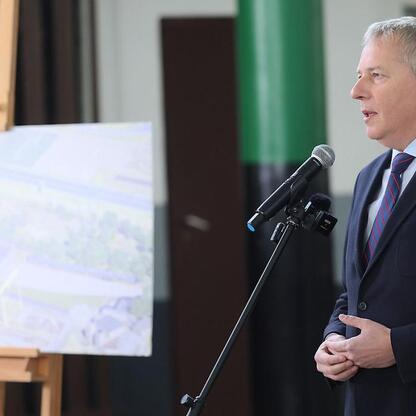 Marszałek Wojciech Saługa przemawia na konferencji prasowej o transformacji terenu w Gliwicach. (wygenerowano przez AI)