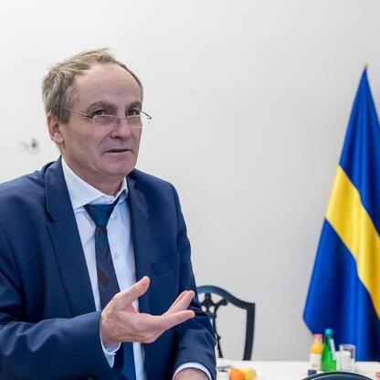 Wicemarszałek Województwa Śląskiego Leszek Pietraszek w rozmowie z konsulem generalnym Niemiec Martinem Kremerem. (wygenerowano przez AI)