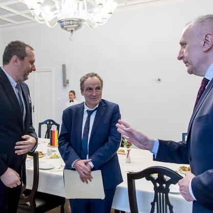 Leszek Pietraszczak, Wicemarszałek Województwa Śląskiego, spotkał się z Martinem Kremerem, Konsulem Generalnym Niemiec we Wrocławiu, w formalnym uroczystym spotkaniu. (wygenerowano przez AI)