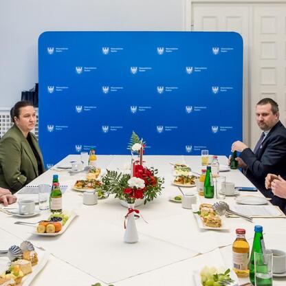 Leszek Pietraszek, Wicemarszałek Województwa Śląskiego, wraz z Martinem Kremerem, Konsulem Generalnym Niemiec we Wrocławiu, prowadzą rozmowę w profesjonalnym otoczeniu. (wygenerowano przez AI)