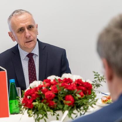Leszek Pietraszczak, Wicemarszałek Województwa Śląskiego, spotkał się z Martinem Kremerem, Konsulem Generalnym Niemiec we Wrocławiu, omawiając plany współpracy. (wygenerowano przez AI)