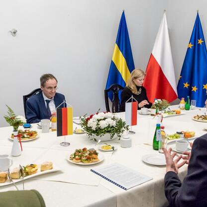 Spotkanie dyplomatyczne między konsulem generalnym Niemiec, Martinem Kremerem, a Wicemarszałem Województwa Śląskiego, Leszkiem Pietraszkiem, w kontekście planów współpracy z Nadrenią Północną Westfali (wygenerowano przez AI)