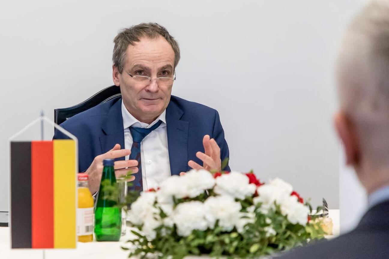 Leszek Pietraszek, Wicemarszałek Województwa Śląskiego, spotkał się z Martinem Kremerem, Konsulem Generalnym Niemiec we Wrocławiu, omawiając współpracę z Nadrenią Północną Westfalią. (wygenerowano przez AI)