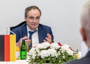 Leszek Pietraszek, Wicemarszałek Województwa Śląskiego, spotkał się z Martinem Kremerem, Konsulem Generalnym Niemiec we Wrocławiu, omawiając współpracę z Nadrenią Północną Westfalią. (wygenerowano przez AI)