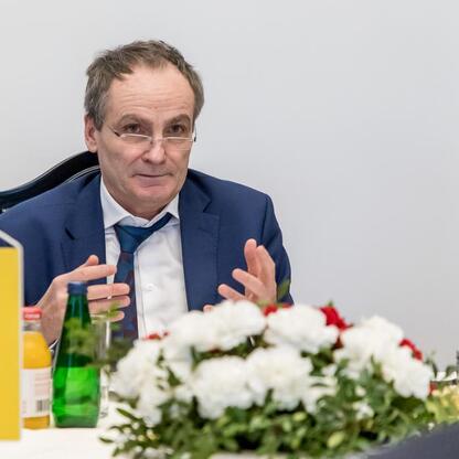 Formalne spotkanie konsula generalnego Niemiec, Martina Kremera, z Leszkiem Pietraszczakiem, Wicemarszałkiem Województwa Śląskiego, w profesjonalnym konferencyjnym pomieszczeniu. (wygenerowano przez AI)