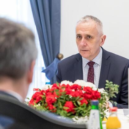 Wicemarszałek Leszek Pietraszczak i konsul Martin Kremer omawiają współpracę w Sosnowcu. (wygenerowano przez AI)