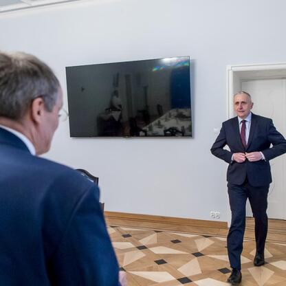 Leszek Pietraszek, Wicemarszałek Województwa Śląskiego, w rozmowie z Martinem Kremerem, Konsulem Generalnym Niemiec we Wrocławiu, omawiają współpracę z Nadrenią Północną Westfalią. (wygenerowano przez AI)