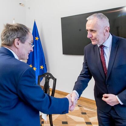 Leszek Pietraszczak, Wicemarszałek Województwa Śląskiego, spotkał się z Martinem Kremerem, Konsulem Generalnym Niemiec we Wrocławiu, omawiając plany współpracy. (wygenerowano przez AI)