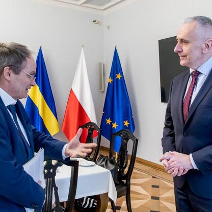 Leszek Pietraszek, Wicemarszałek Województwa Śląskiego, spotkał się z Martinem Kremerem, Konsulem Generalnym Niemiec we Wrocławiu, omawiając współpracę z Nadrenią Północną Westfalią. (wygenerowano przez AI)