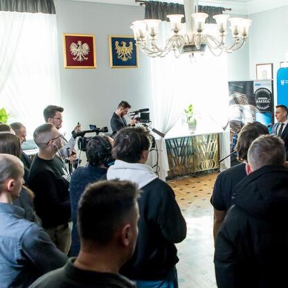 Prasa i władze na konferencji prasowej Kolei Śląskich, promując nową ofertę dla dzieci i młodzieży. (wygenerowano przez AI)