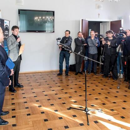 Widoczna jest konferencja prasowa Kolei Śląskich, gdzie przedstawiciele podnoszą promocję dla dzieci i młodzieży, korzystających z ulgowych biletów. (wygenerowano przez AI)