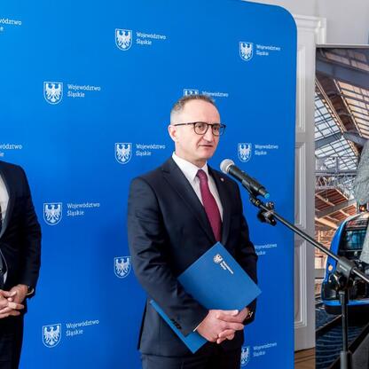 Wicemarszałek Województwa Śląskiego Grzegorz Boski prezentuje nową aplikację 