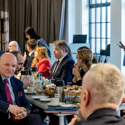 IV sesja Rady ds. Sprawiedliwej Transformacji Województwa Śląskiego w Fabryce Pełnej Życia. (wygenerowano przez AI)
