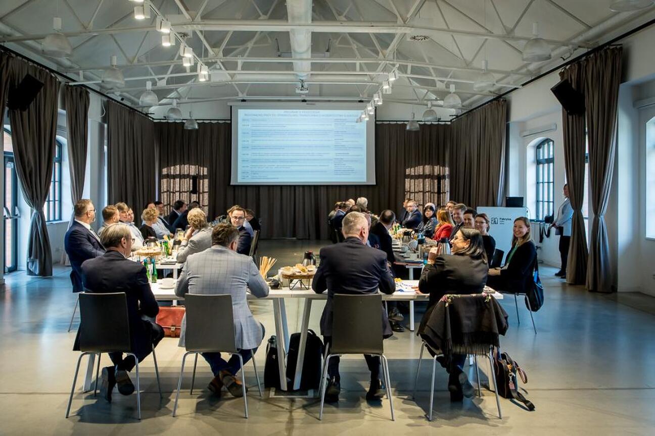 Panel dyskusyjny IV posiedzenia Rady ds. Sprawiedliwej Transformacji Województwa Śląskiego w Fabryce Pełnej Życia. (wygenerowano przez AI)