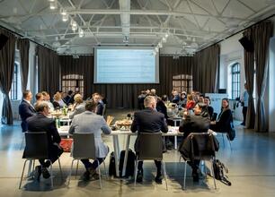 Panel dyskusyjny IV posiedzenia Rady ds. Sprawiedliwej Transformacji Województwa Śląskiego w Fabryce Pełnej Życia. (wygenerowano przez AI)