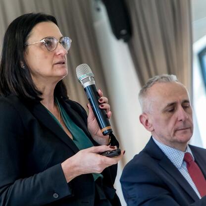 Wicemarszałek Leszek Pietraszek przemawia na konferencji o transformacji województwa śląskiego. (wygenerowano przez AI)