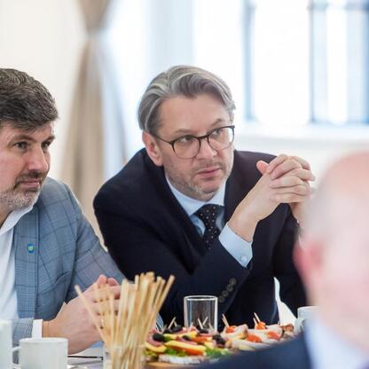 IV sesja Rady ds. Sprawiedliwej Transformacji Województwa Śląskiego w Fabryce Pełnej Życia. (wygenerowano przez AI)
