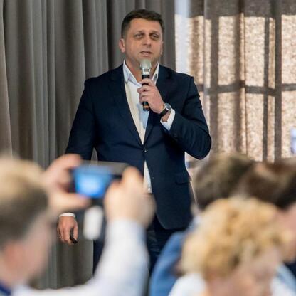 W konferencji w Dąbrowie Górniczej dyskutowano o regionalnym rozwoju i alokacji funduszy. (wygenerowano przez AI)
