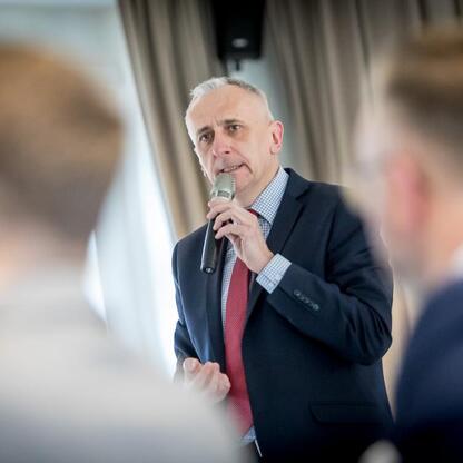 Wicemarszałek Leszek Pietraszek przemawia na konferencji o regionalnym rozwoju. (wygenerowano przez AI)