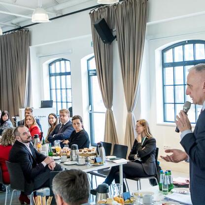 Wicemarszałek Leszek Pietraszek i Małgorzata Staś omawiają alokację funduszy na Fair Transformation Fund w 