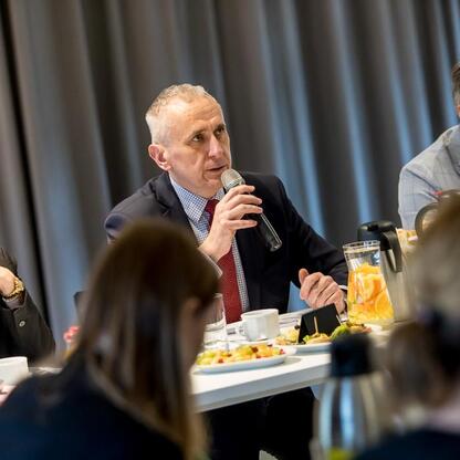 Wicemarszałek Leszek Pietraszek przemawia na konferencji w Fabryce Pełnej Życia w Dąbrowie Górniczej. (wygenerowano przez AI)