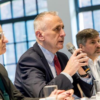 Panel dyskusyjny IV posiedzenia Rady ds. Sprawiedliwej Transformacji Województwa Śląskiego w Fabryce Pełnej Życia. (wygenerowano przez AI)