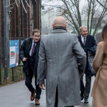 Wojciech Saługa, Marszałek Województwa Śląskiego, prowadzi uroczyste otwarcie drugiego etapu nowego centrum w Dąbrowie Górniczej. (wygenerowano przez AI)