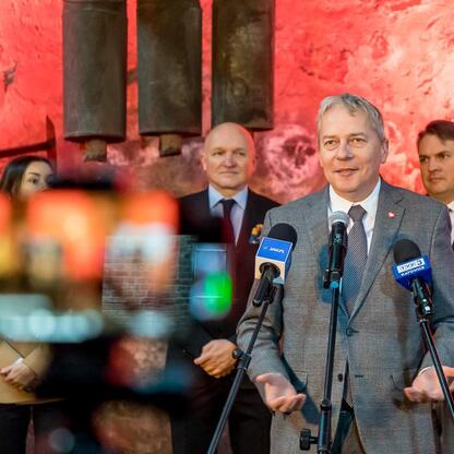 Wojciech Saługa, Marszałek Województwa Śląskiego, przemawia na konferencji prasowej w nowym centrum Dąbrowy Górniczej. (wygenerowano przez AI)