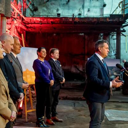 Wojciech Saługa, Marszałek Województwa Śląskiego, przemawia na uroczystym otwarciu nowego centrum w Dąbrowie Górniczej. (wygenerowano przez AI)