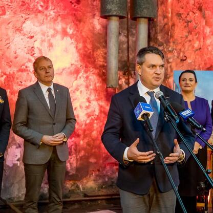 Wojciech Saługa, Marszałek Województwa Śląskiego, i Marcin Bazylak, burmistrz Dąbrowy Górniczej, uczestniczą w ceremonii otwarcia nowego centrum w Dąbrowie Górniczej. (wygenerowano przez AI)