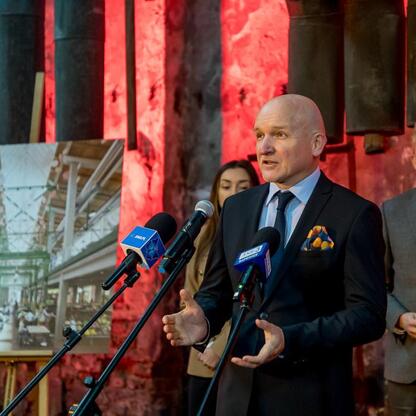 Marszałek Wojciech Saługa przemawia na uroczystym otwarciu drugiego etapu nowego centrum w Dąbrowie Górniczej. (wygenerowano przez AI)