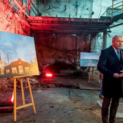 Wojciech Saługa, Marszałek Województwa Śląskiego, przemawia na uroczystym otwarciu drugiego etapu nowego centrum Dąbrowy Górniczej. (wygenerowano przez AI)