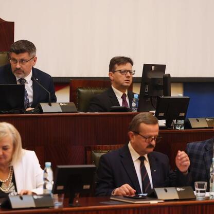 Sesja Sejmiku Województwa Śląskiego, dyskusja o finansach i budżecie. (wygenerowano przez AI)