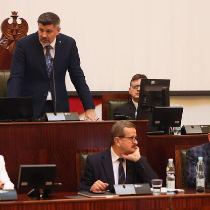 Sesja Sejmiku Województwa Śląskiego, dyskusja o finansach i inwestycjach. (wygenerowano przez AI)