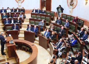 Marszałek Wojciech Saługa przemawia na sesji Sejmiku Województwa Śląskiego, omawiając finansowe kwestie. (wygenerowano przez AI)