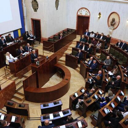 Wielki sali rządowej w Śląskim Sejmiku, gdzie radni podjęli decyzje o budżecie i infrastrukturze. (wygenerowano przez AI)