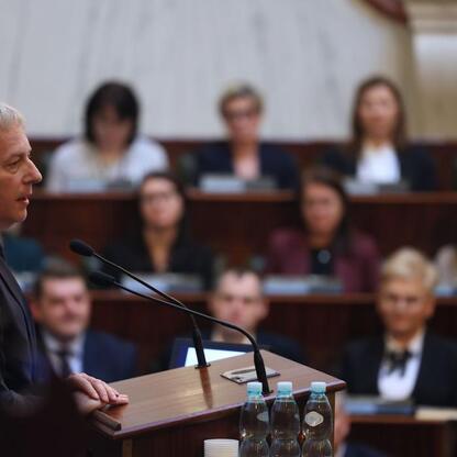Marszałek Wojciech Saługa przemawia na sesji Sejmiku Województwa Śląskiego, omawiając zmiany w budżecie i finansach regionu. (wygenerowano przez AI)