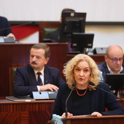 Wojewódzka sesja Sejmiku Śląskiego, gdzie radni omawiają zmiany w budżecie i finansach regionu. (wygenerowano przez AI)