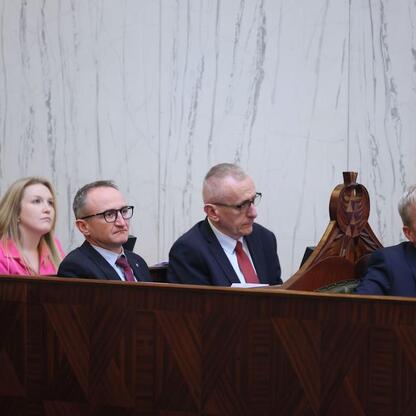 Grupa radnych podczas sesji Sejmiku Województwa Śląskiego, dyskutują o budżecie i infrastrukturze. (wygenerowano przez AI)