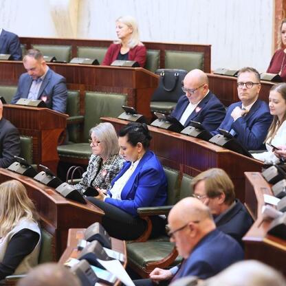 Formalna sesja Sejmiku Śląskiego, uczestnicy w rozmowach o finansach i budżecie. (wygenerowano przez AI)