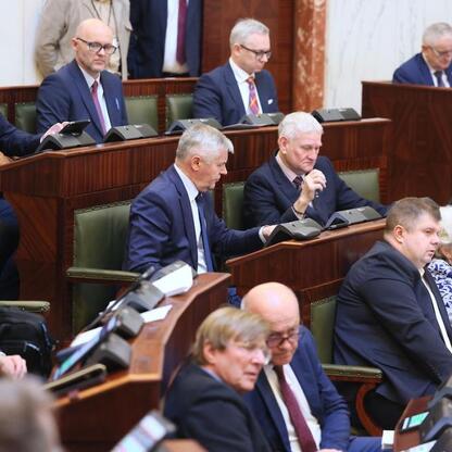 Wizja parlamentarna: Radni Sejmiku Województwa Śląskiego omawiają i głosują nad projekty budżetowe i infrastrukturalne. (wygenerowano przez AI)