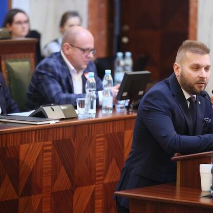 Sesja Sejmiku Województwa Śląskiego, dyskusja o zmianach w budżecie i finansach. (wygenerowano przez AI)