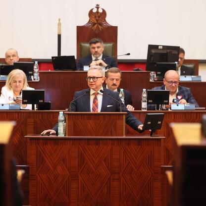 Sesja Sejmiku Województwa Śląskiego, rozmowy o zmianach w budżecie i finansach lokalnych. (wygenerowano przez AI)