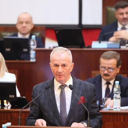 Wojewódzka sesja Sejmiku Śląskiego, gdzie radni omawiają zmiany w budżecie i finansach regionu. (wygenerowano przez AI)