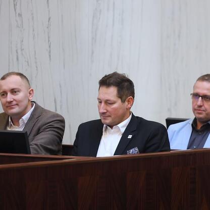 Zjazd radnych Sejmiku Śląskiego, rozmowy o zmianach w budżecie i infrastrukturze regionu. (wygenerowano przez AI)