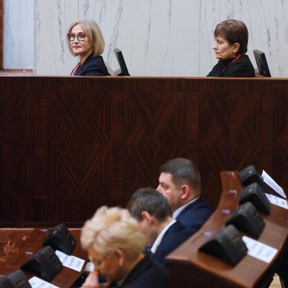 Siedzący przedstawiciele Sejmiku Województwa Śląskiego omawiają finansowe i infrastrukturalne projekty. (wygenerowano przez AI)