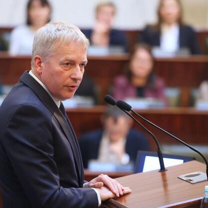 Marszałek Województwa Śląskiego Wojciech Saługa przemawia podczas sesji Sejmiku Województwa Śląskiego. (wygenerowano przez AI)