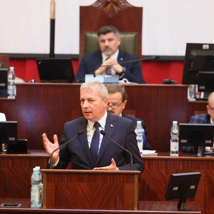 Wojciech Saługa, Marszałek Województwa Śląskiego, prowadzi sesję Sejmiku Województwa Śląskiego. (wygenerowano przez AI)