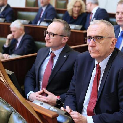 Członkowie Zarządu Województwa Śląskiego podczas sesji Sejmiku, dyskutują nad budżetem i infrastrukturą regionu. (wygenerowano przez AI)